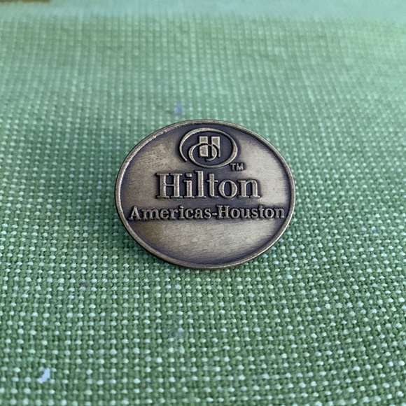 Four hotel chain lapel pins. - Picture 5 of 5